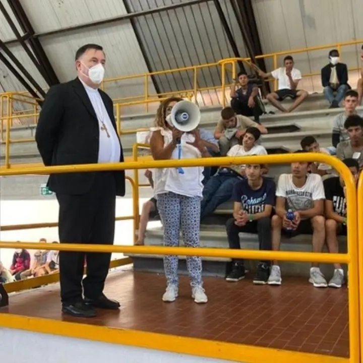 L’arcivescovo Maniago tra i migranti ospitati al Palasport: «Dalla città grande spirito di accoglienza»