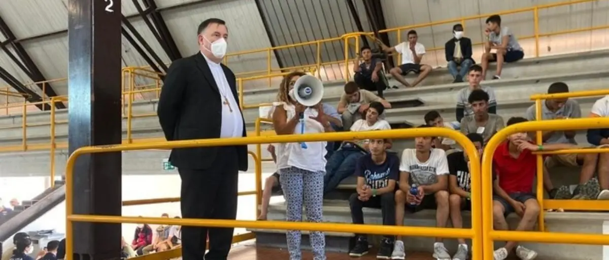 L’arcivescovo Maniago tra i migranti ospitati al Palasport: «Dalla città grande spirito di accoglienza»
