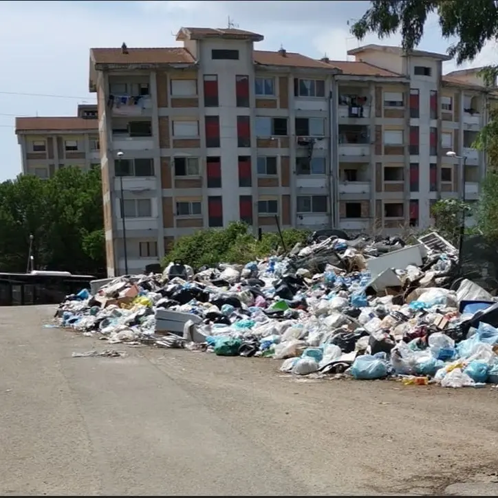 Il quartiere Arghillà si prepara alla rievocazione storica del Castrum ma le strade sono ancora invase dai rifiuti