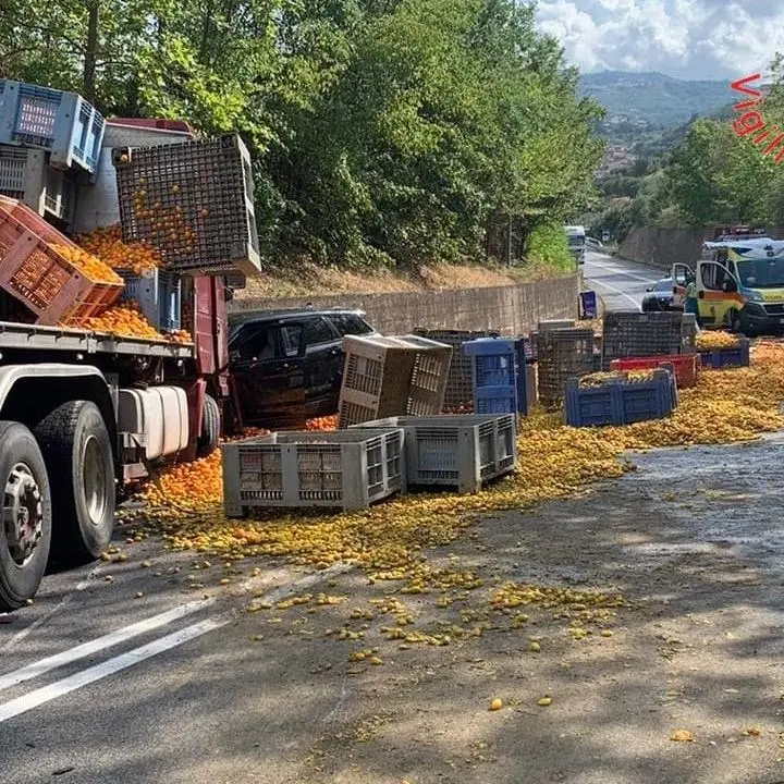 Incidente sulla Silana-Crotonese: scontro tra un’auto, una moto e un camion. Tre feriti, grave il centauro