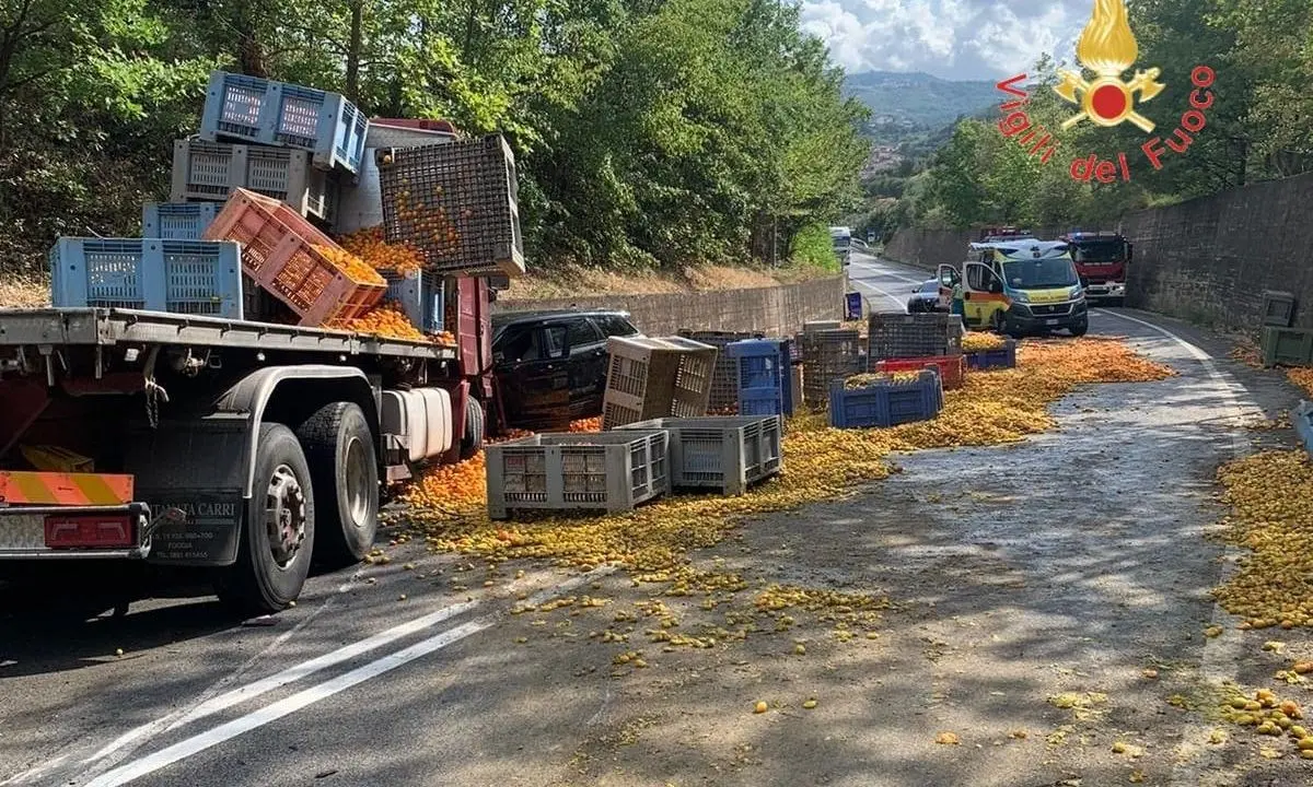 Incidente sulla Silana-Crotonese: scontro tra un’auto, una moto e un camion. Tre feriti, grave il centauro