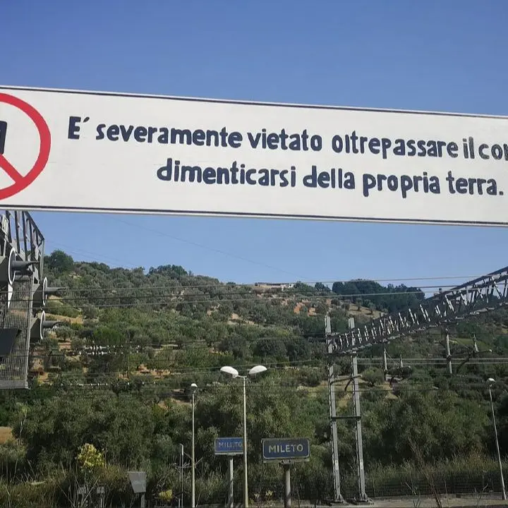 “Vietato dimenticarsi della propria terra”, il cartello di un artista calabrese alla stazione di Mileto