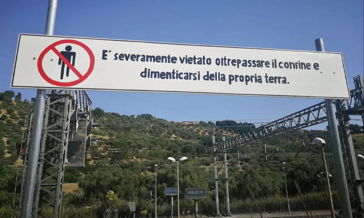 “Vietato dimenticarsi della propria terra”, il cartello di un artista calabrese alla stazione di Mileto