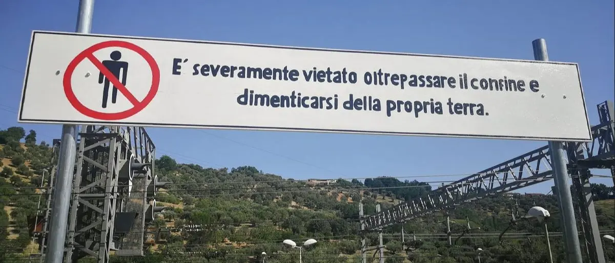 “Vietato dimenticarsi della propria terra”, il cartello di un artista calabrese alla stazione di Mileto