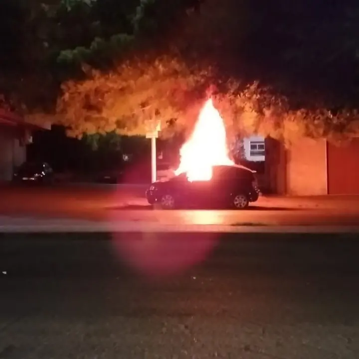 Notte di fuoco a Corigliano Rossano: due auto in fiamme e tentativo di incendio al Pronto soccorso