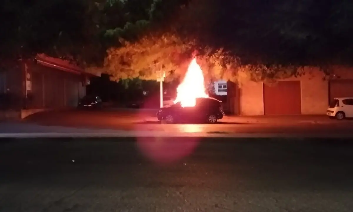 Notte di fuoco a Corigliano Rossano: due auto in fiamme e tentativo di incendio al Pronto soccorso