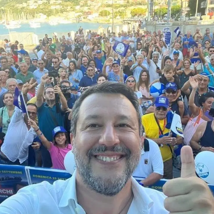 Salvini in Calabria, seconda tappa a Vibo: «Via reddito di cittadinanza a chi rifiuta il lavoro»