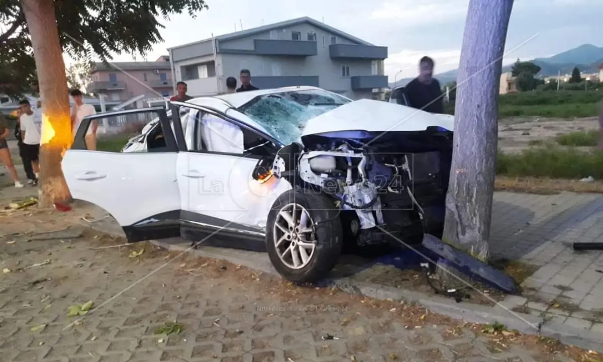 Incidente a Corigliano Rossano, auto si schianta contro un albero: ferito il conducente