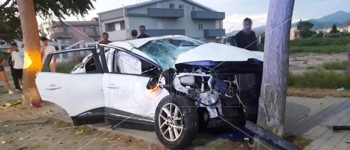 Incidente a Corigliano Rossano, auto si schianta contro un albero: ferito il conducente