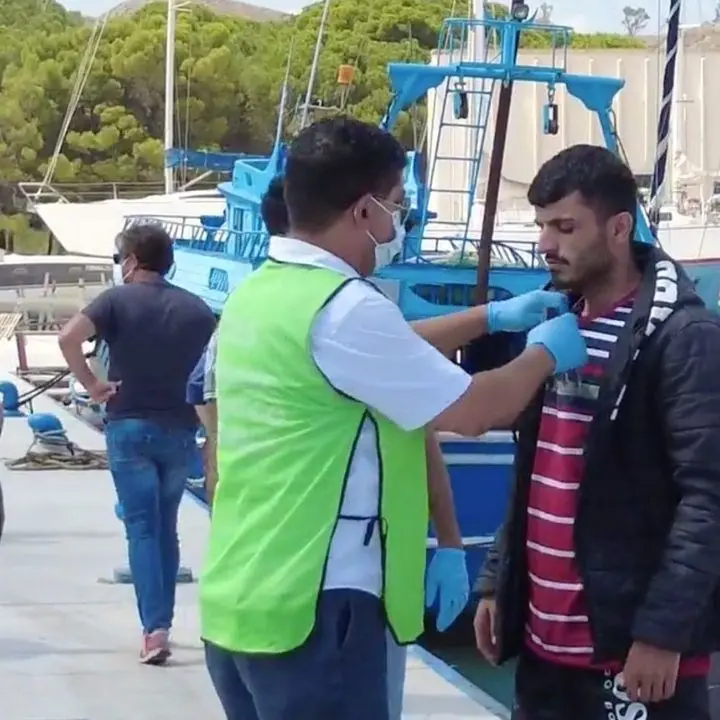 Migranti, ennesimo sbarco al porto di Roccella: arrivati 91 profughi a bordo di una barca a vela