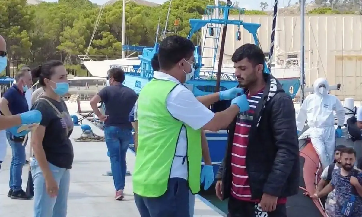 Migranti, ennesimo sbarco al porto di Roccella: arrivati 91 profughi a bordo di una barca a vela