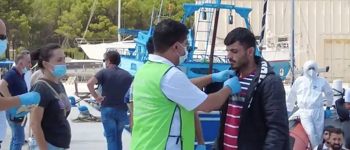 Migranti, ennesimo sbarco al porto di Roccella: arrivati 91 profughi a bordo di una barca a vela