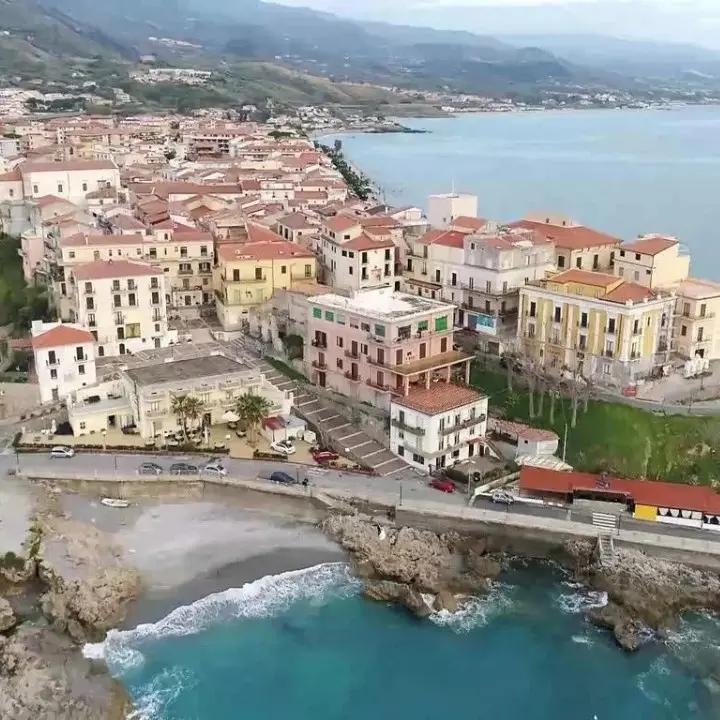 Diamante, uomo dà in escandescenze e aggredisce i passanti