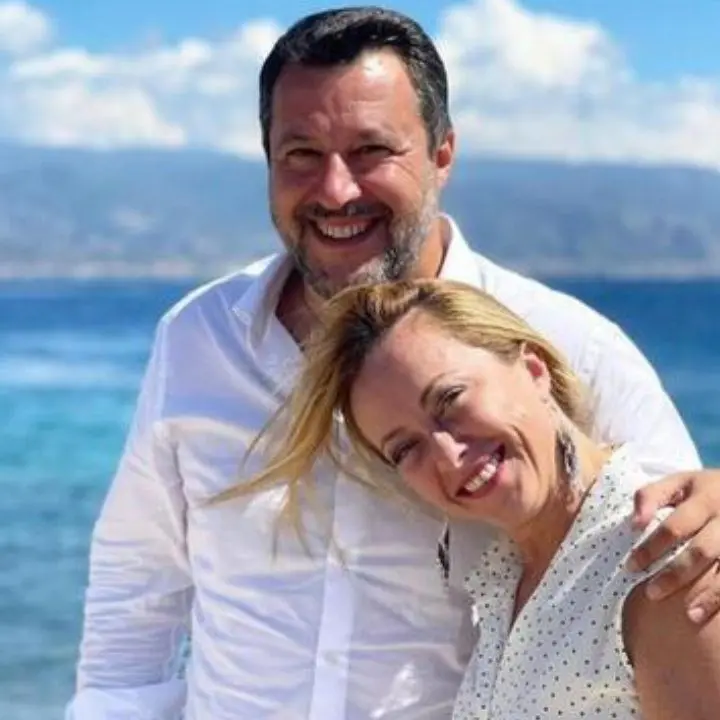 Meloni a Messina: «Il ponte sullo Stretto è necessario». Poi l’abbraccio con Salvini: «Uniti si vince»