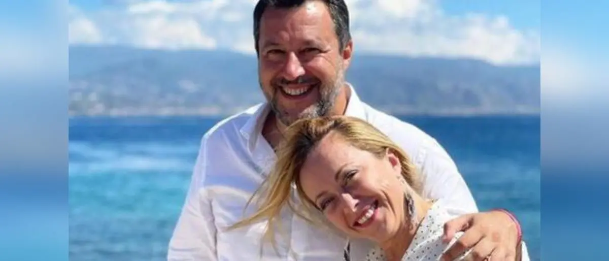 Meloni a Messina: «Il ponte sullo Stretto è necessario». Poi l’abbraccio con Salvini: «Uniti si vince»