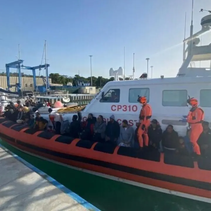 Migranti, secondo sbarco in un giorno a Crotone: arrivati in 80