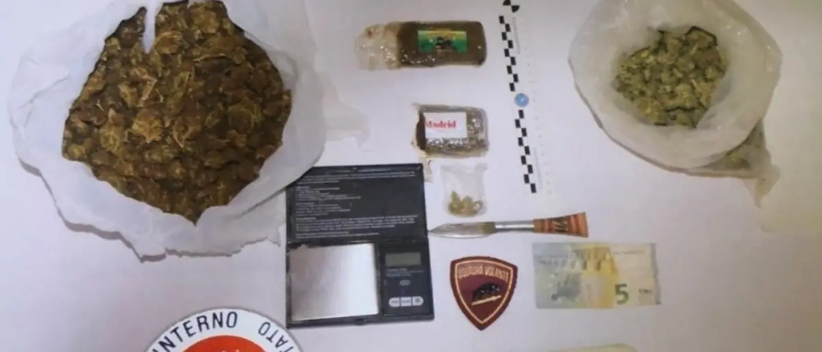 Droga, 32enne arrestato a Crotone: in uno stabile abbandonato custodiva marijuana e hashish