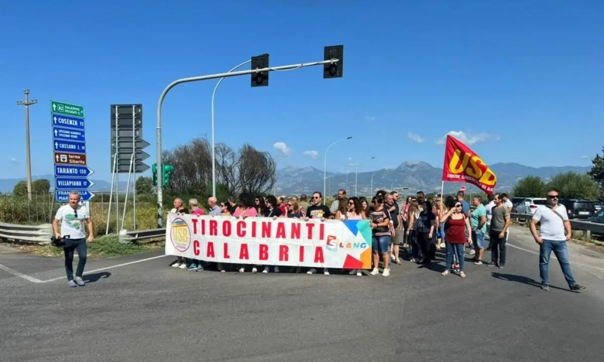 Tirocinanti, mobilitazione dell’Usb nel Cosentino: bloccata la ss 106 a Sibari