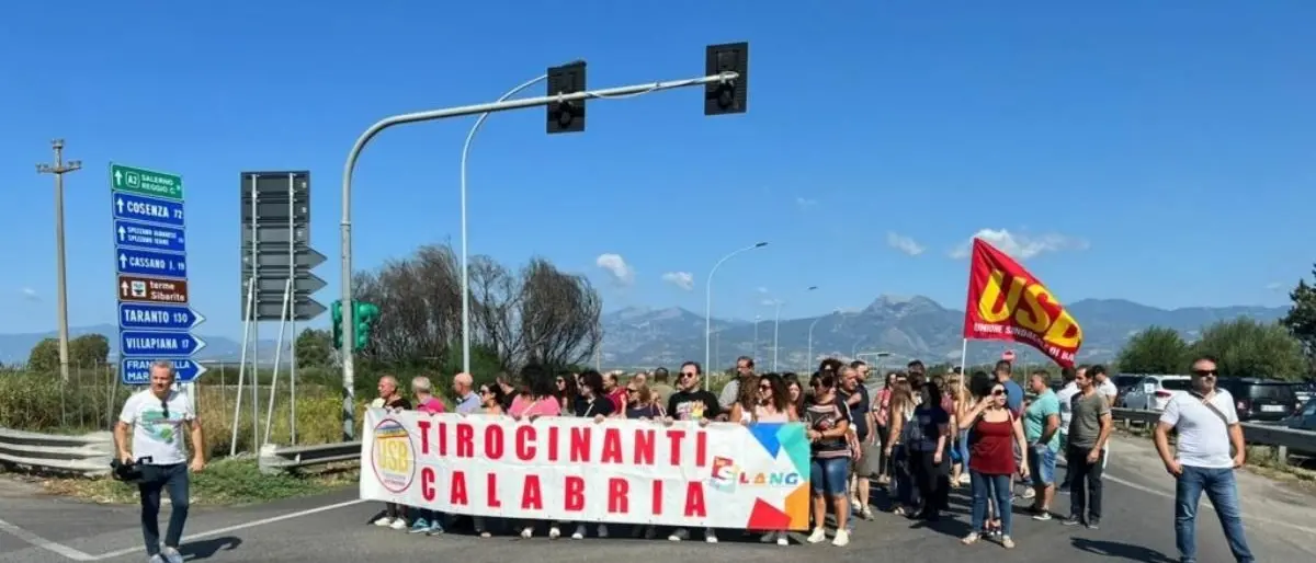 Tirocinanti, mobilitazione dell’Usb nel Cosentino: bloccata la ss 106 a Sibari