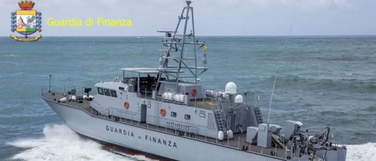 Crotone, in salvo 252 migranti su peschereccio in rotta di collisione contro una scogliera