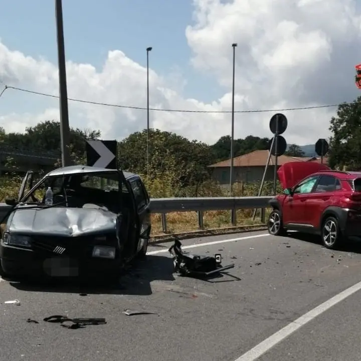 Incidente nel Catanzarese, violento scontro tra due auto: ferite le 2 conducenti