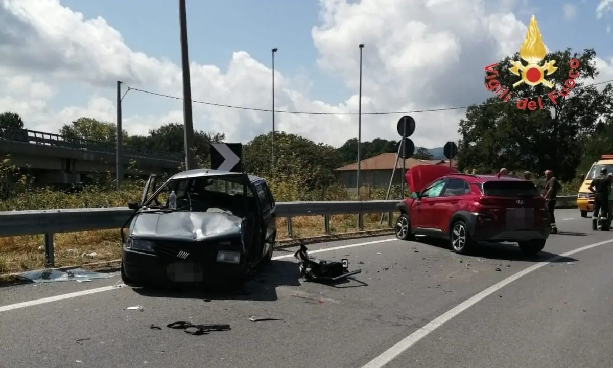 Incidente nel Catanzarese, violento scontro tra due auto: ferite le 2 conducenti