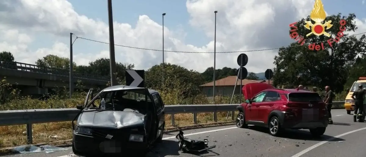 Incidente nel Catanzarese, violento scontro tra due auto: ferite le 2 conducenti