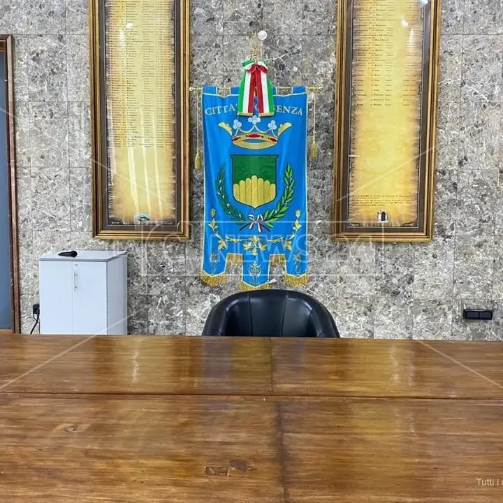 Il centrosinistra si schiera con l’Ordine dei medici contro Occhiuto: «Solidarietà al presidente Corcioni»