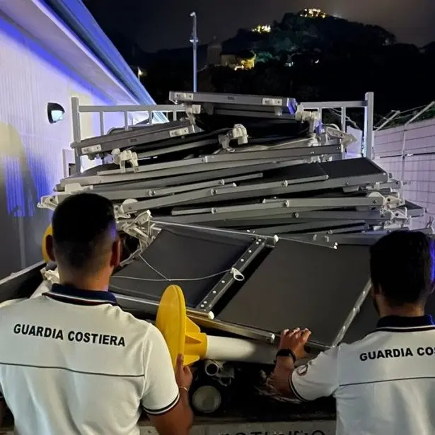 Sequestro attrezzature balneari nel Vibonese, rimossi ombrelloni e lettini sulle spiagge libere della Costa degli Dei