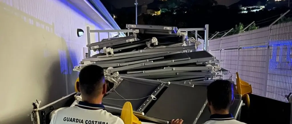 Sequestro attrezzature balneari nel Vibonese, rimossi ombrelloni e lettini sulle spiagge libere della Costa degli Dei