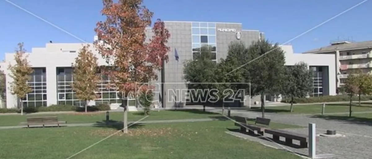 La maggioranza fa quadrato intorno al sindaco di Rende: «Manna persona pulita, noi al suo fianco»