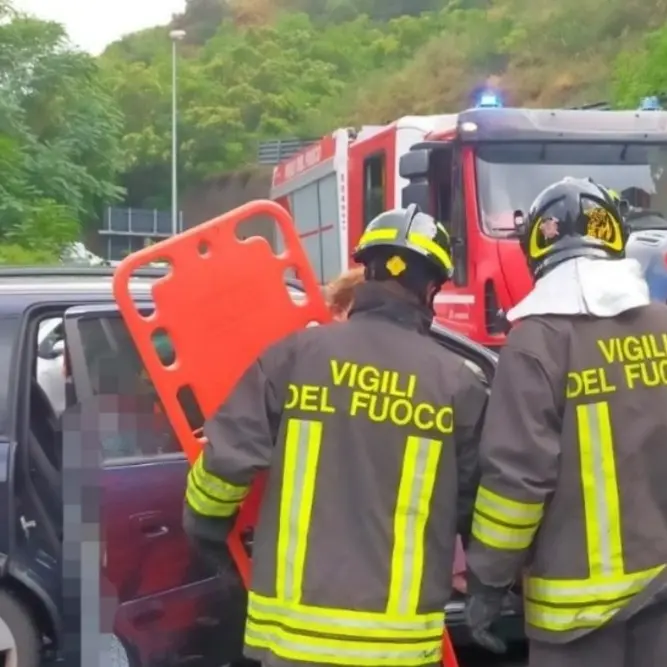 Catanzaro, auto impatta contro barriera spartitraffico: feriti due coniugi