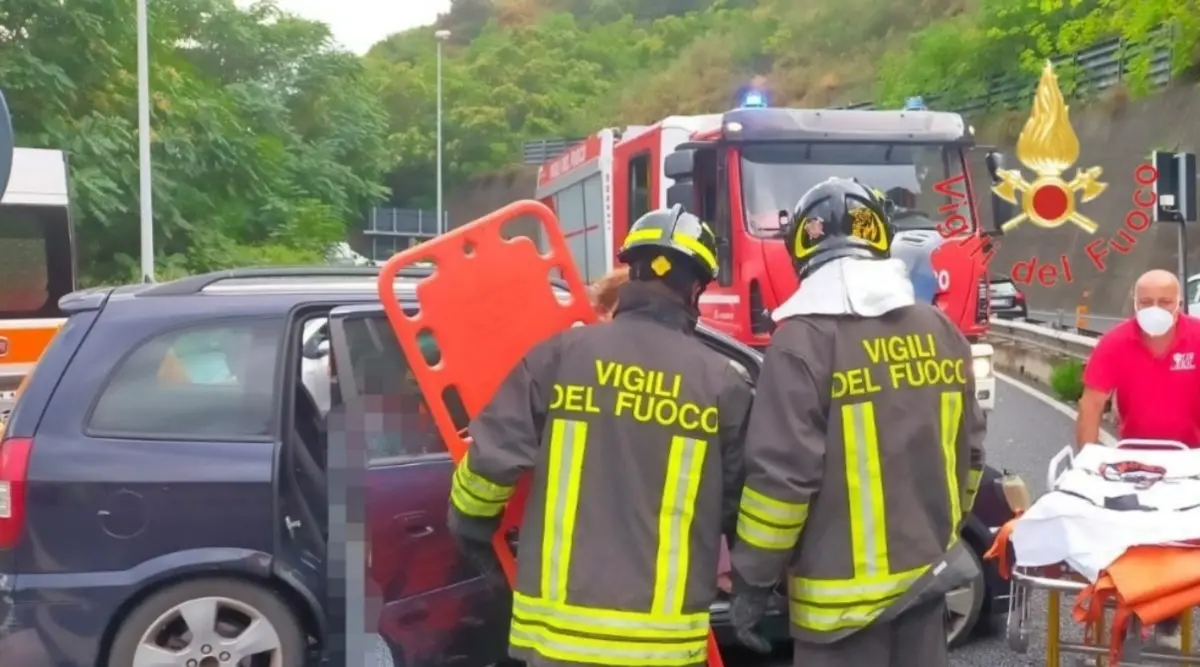 Catanzaro, auto impatta contro barriera spartitraffico: feriti due coniugi