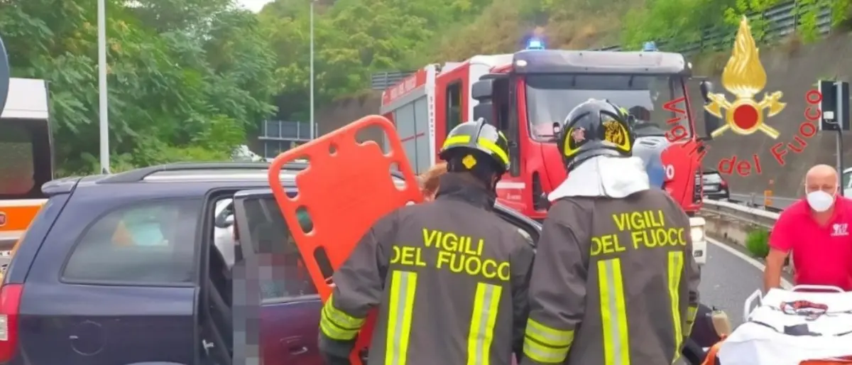 Catanzaro, auto impatta contro barriera spartitraffico: feriti due coniugi