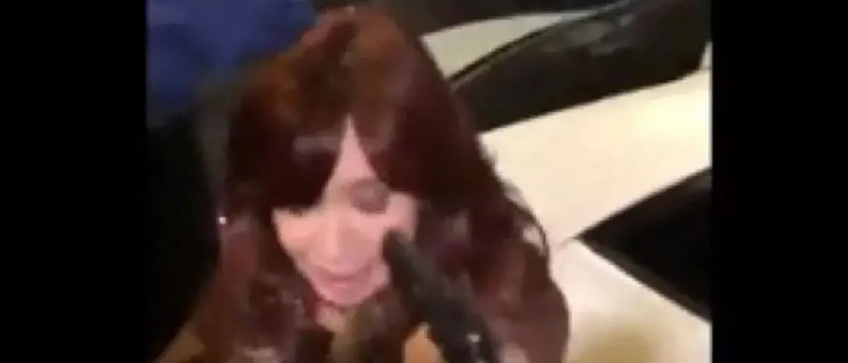 Punta la pistola in faccia alla vicepresidente dell’Argentina Cristina Kirchner, tira il grilletto ma l’arma non spara