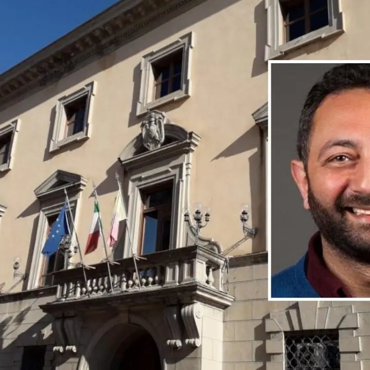 Il presidente del Consiglio comunale difende la (loro) sosta gratis: «Sbagliato considerarlo un privilegio»