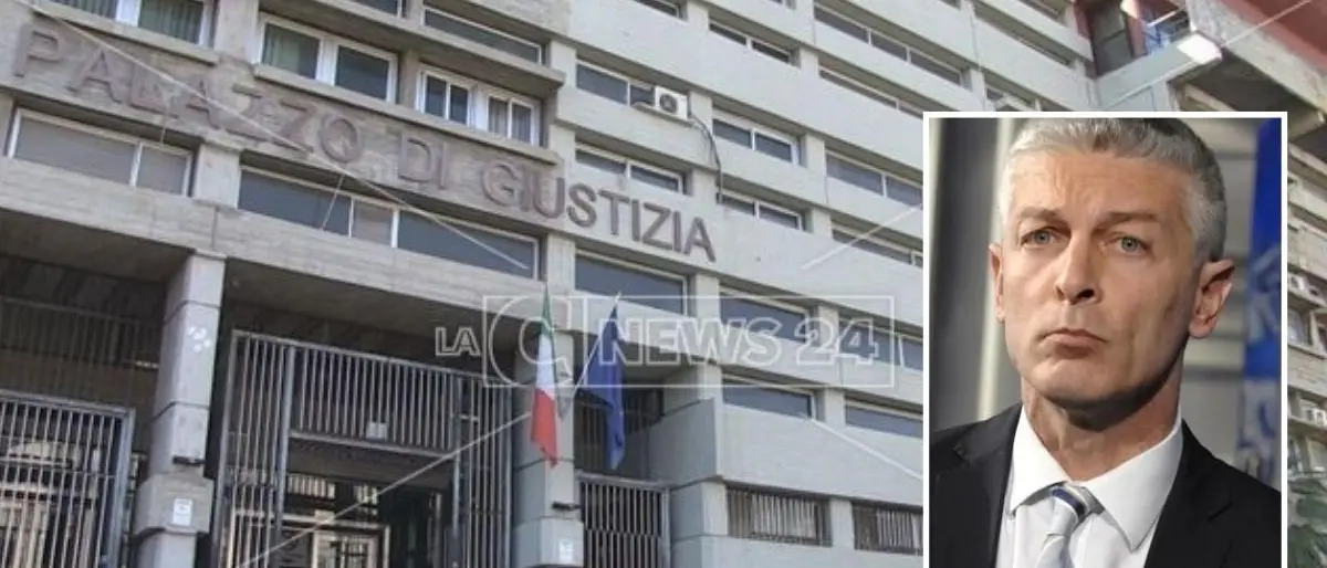 «La ’ndrangheta si presenta nelle vesti d’avvocato», il post del senatore Morra fa infuriare i penalisti cosentini