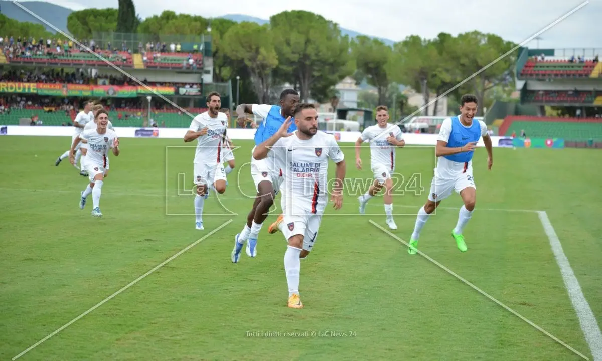 Il Cosenza riagguanta la Ternana nella ripresa grazie a una perla di Brignola