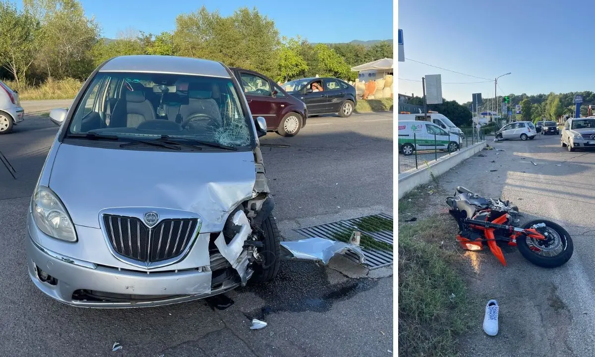 Incidente stradale, impatto tra auto e moto a Rende: gravemente ferito il giovane centauro