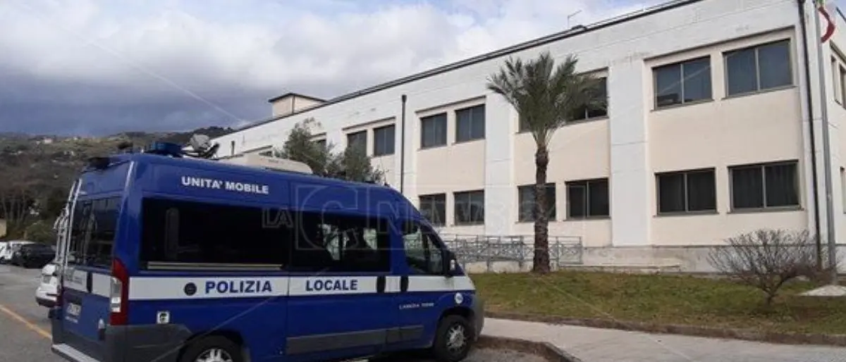 Scarica rifiuti speciali per terra, denunciato un uomo a Lamezia: sequestrato il suo camion