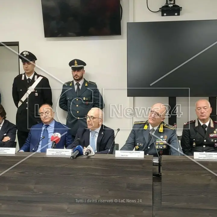 Arresti a Cosenza, la confederazione di clan benedetta dai boss storici: sono tutti indagati