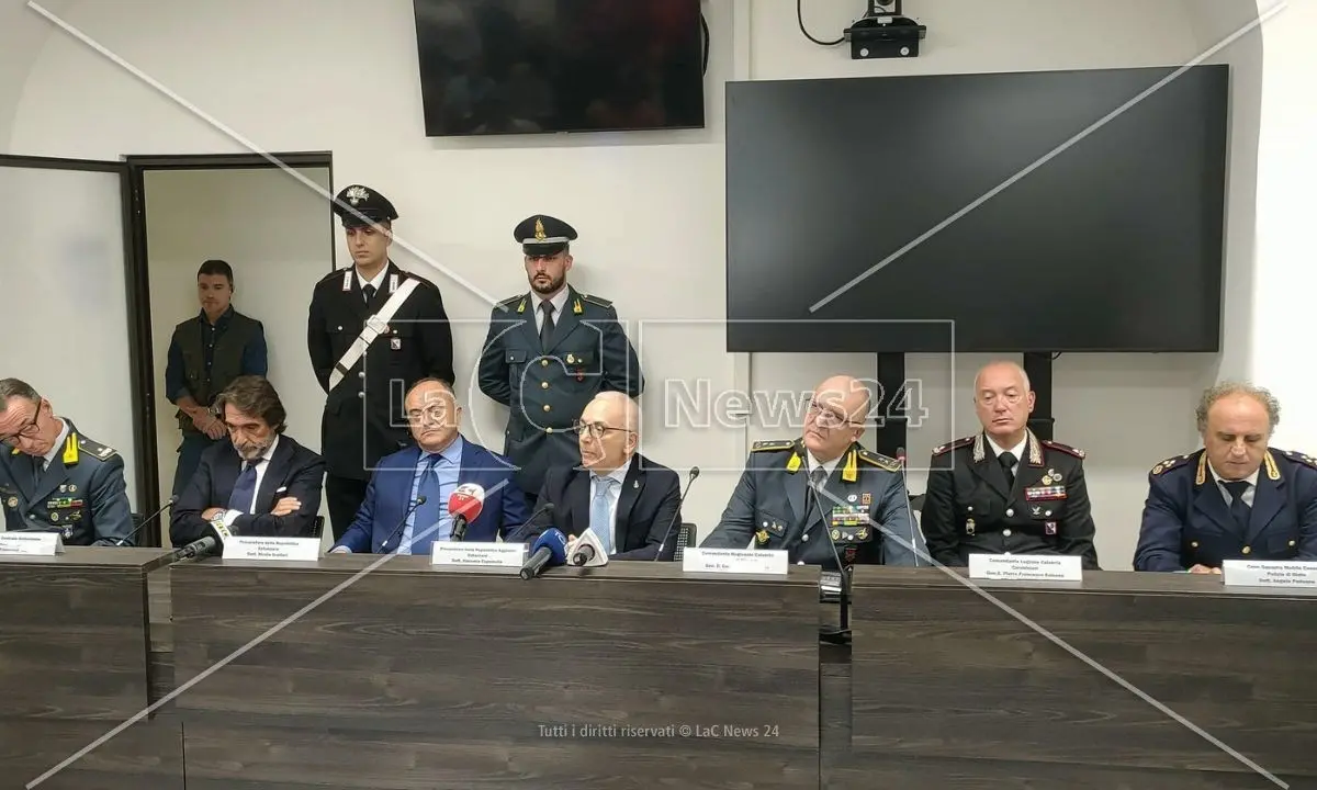 Arresti a Cosenza, la confederazione di clan benedetta dai boss storici: sono tutti indagati