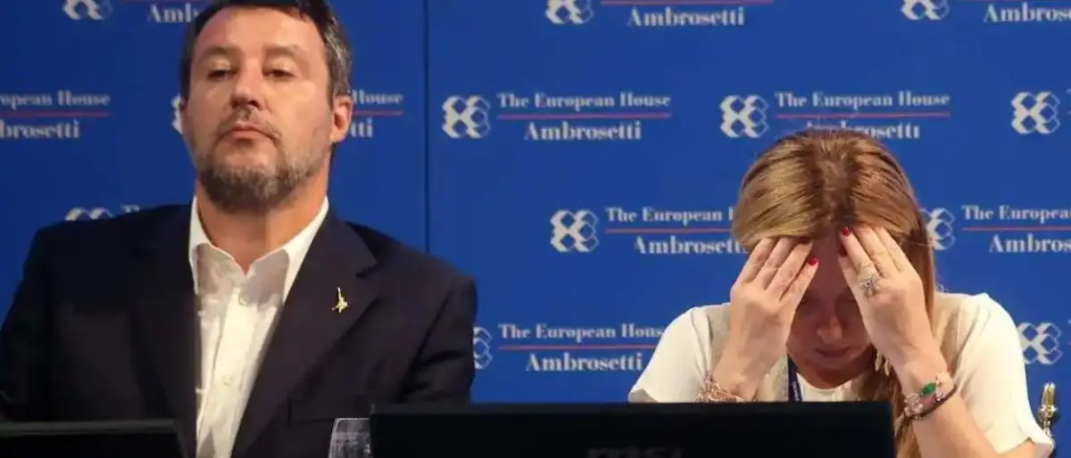 Meloni e Salvini, poliziotto buono e poliziotto cattivo: a Cernobbio farsa o vera frattura?