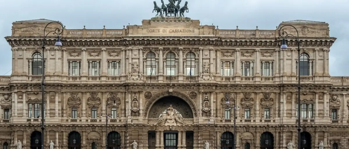 Era presente allo stupro di un disabile e incitò gli aggressori, la Cassazione conferma accusa di violenza sessuale