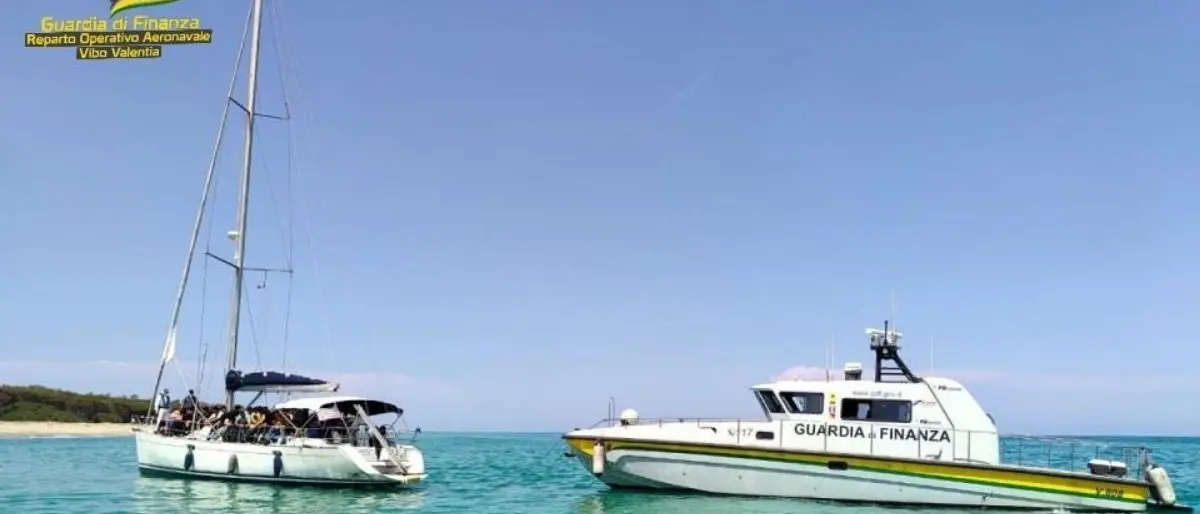 Migranti, intercettato veliero con 46 persone a bordo e diretto verso la Calabria
