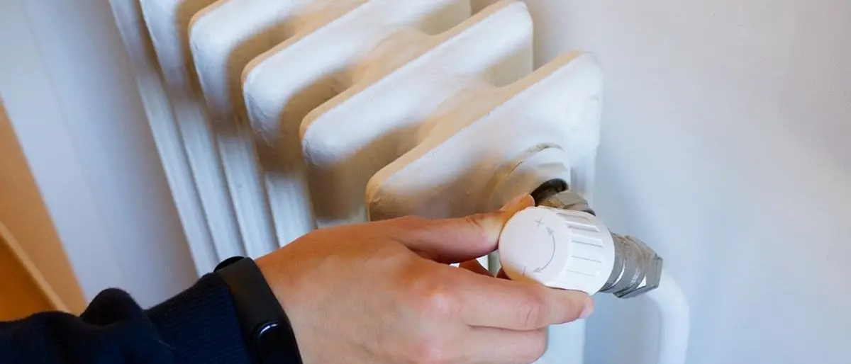 Gas, stretta sul riscaldamento: termosifoni giù di 1 grado negli edifici. Pubblicato il regolamento