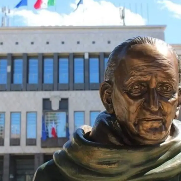 Cosenza, vandalizzata la statua di Giacomo Mancini. Il sindaco Caruso: «Chiedo rispetto per lui e per la città»