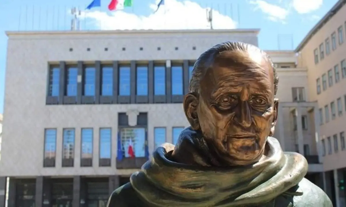 Cosenza, vandalizzata la statua di Giacomo Mancini. Il sindaco Caruso: «Chiedo rispetto per lui e per la città»