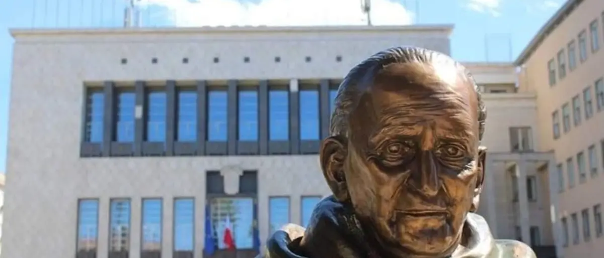 Cosenza, vandalizzata la statua di Giacomo Mancini. Il sindaco Caruso: «Chiedo rispetto per lui e per la città»