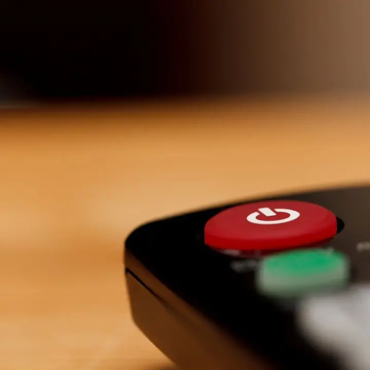 Dalla doccia più breve alla tv spenta, il piano del Governo per risparmiare energia: ecco tutte le misure